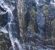 石上背瀑布